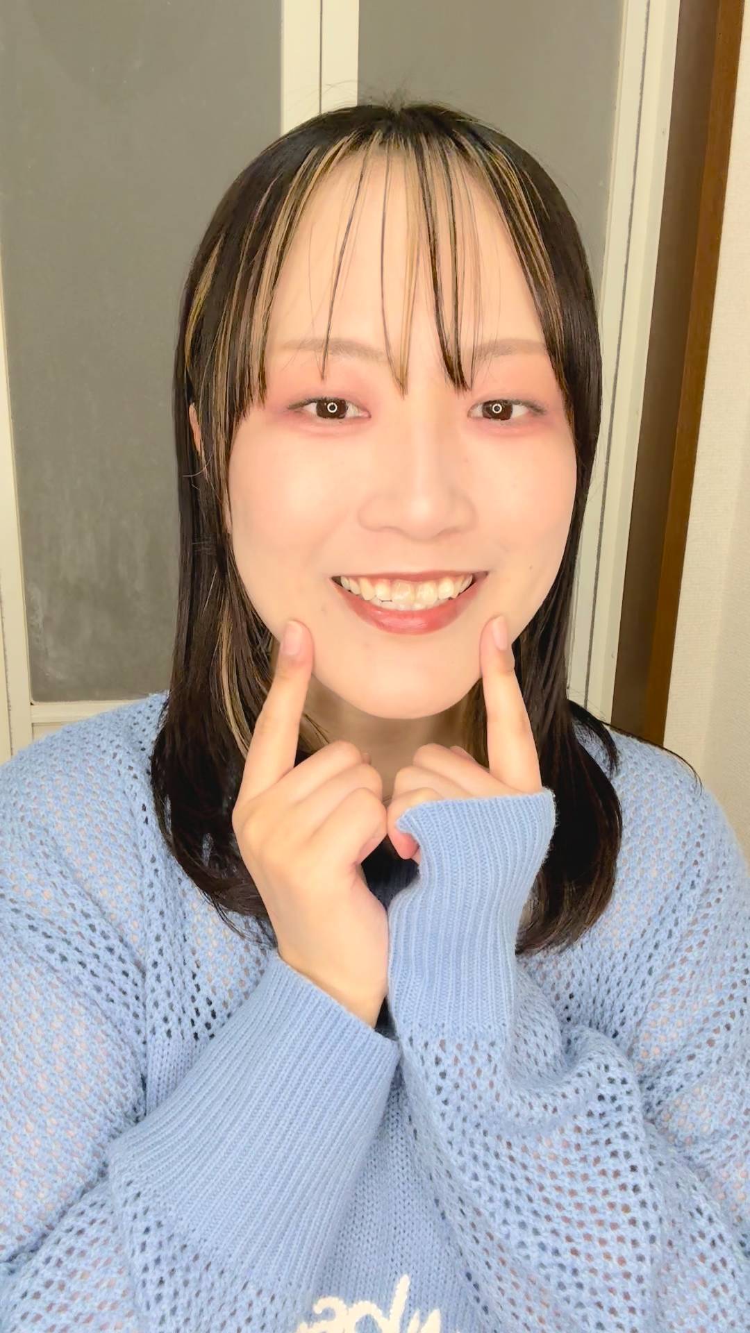 歯をアピールする女性｜デンタルケア｜ホワイトニング