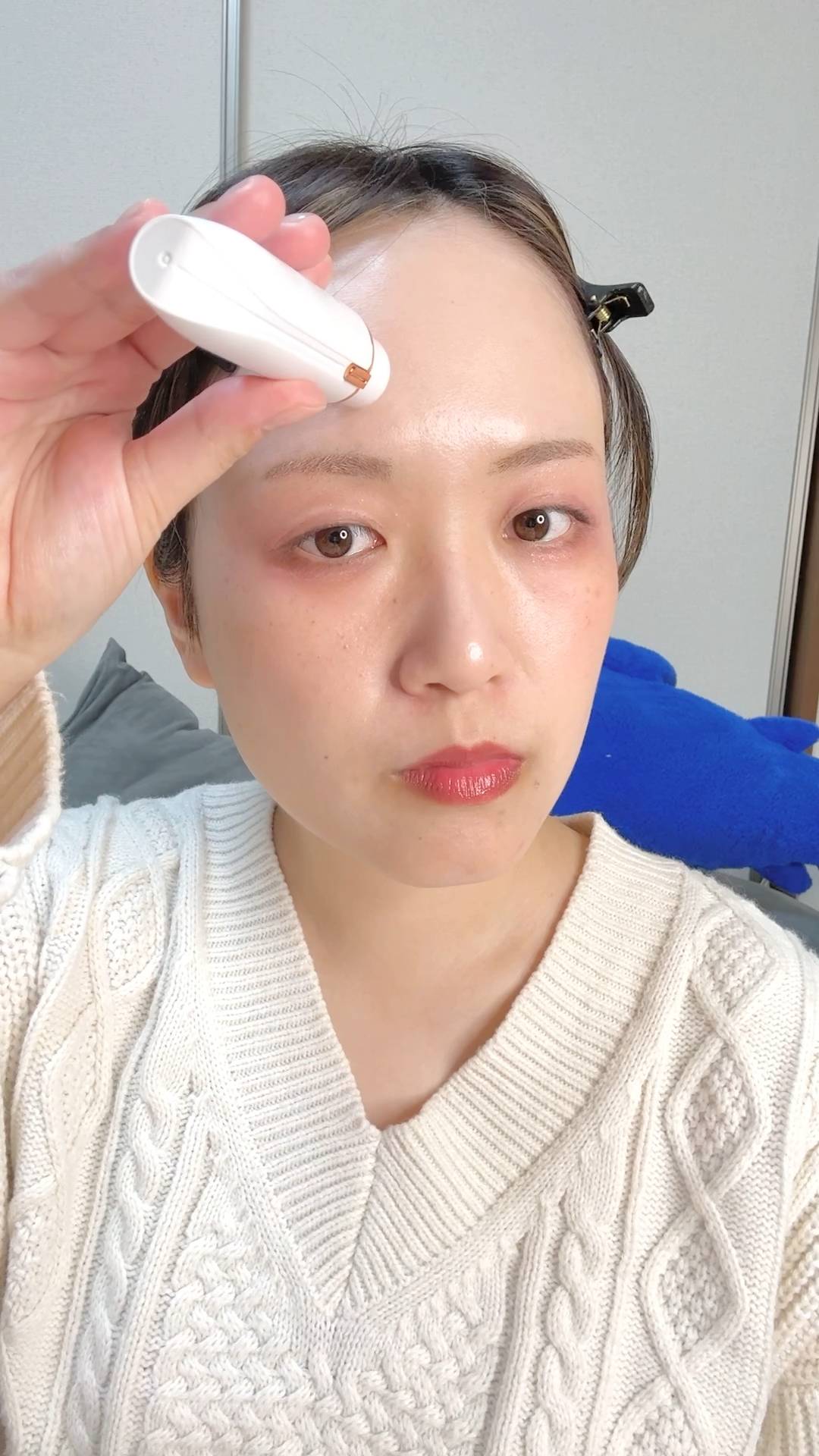 顔の産毛処理をする女性｜脱毛｜美容｜スキンケア