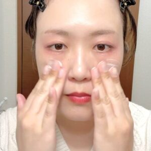 クレンジングする女性｜スキンケア｜美容