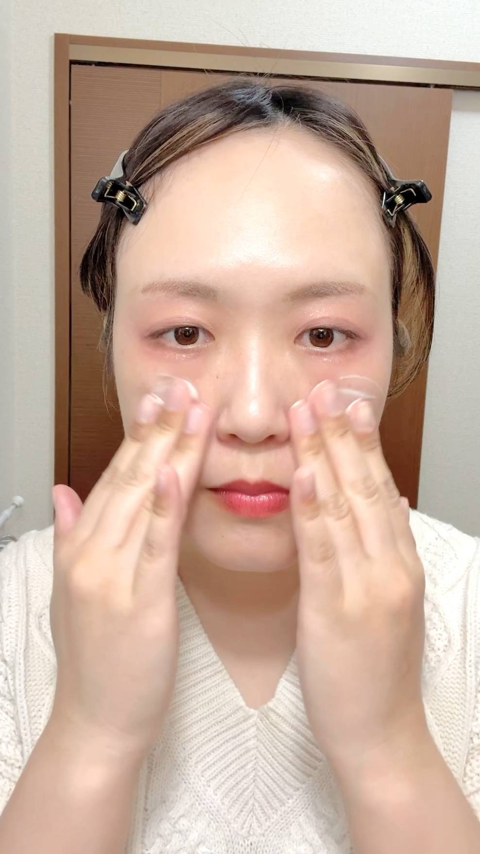 クレンジングする女性｜スキンケア｜美容