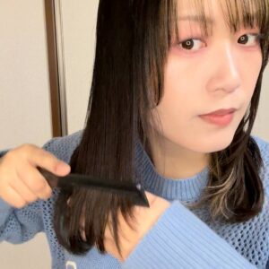 さらさらの髪をアピールする女性｜ヘアケア
