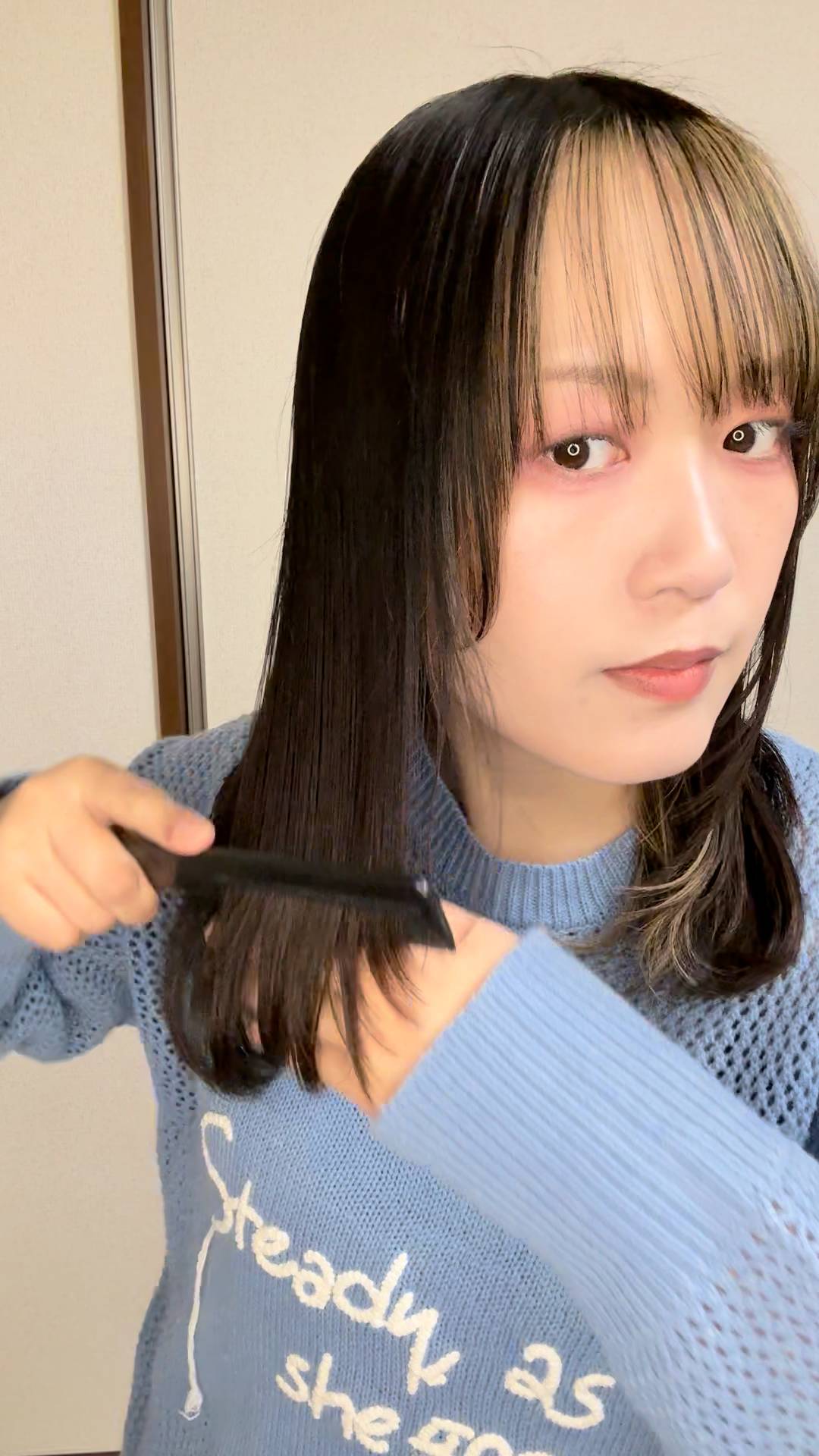 さらさらの髪をアピールする女性｜ヘアケア