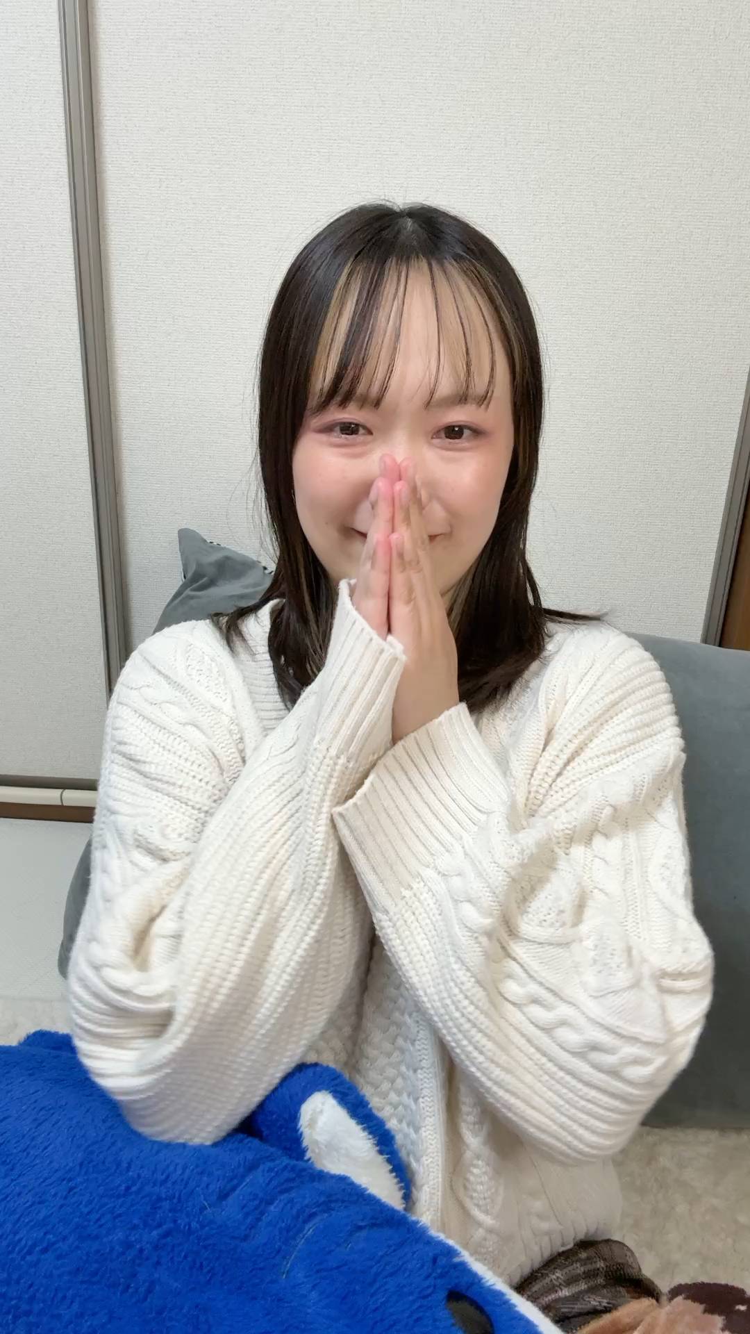 手を合わせてお願いする女性｜CM｜広告