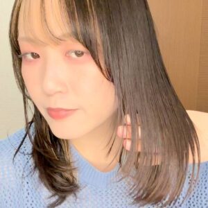 髪の毛を確認する女性｜ヘアケア｜美容