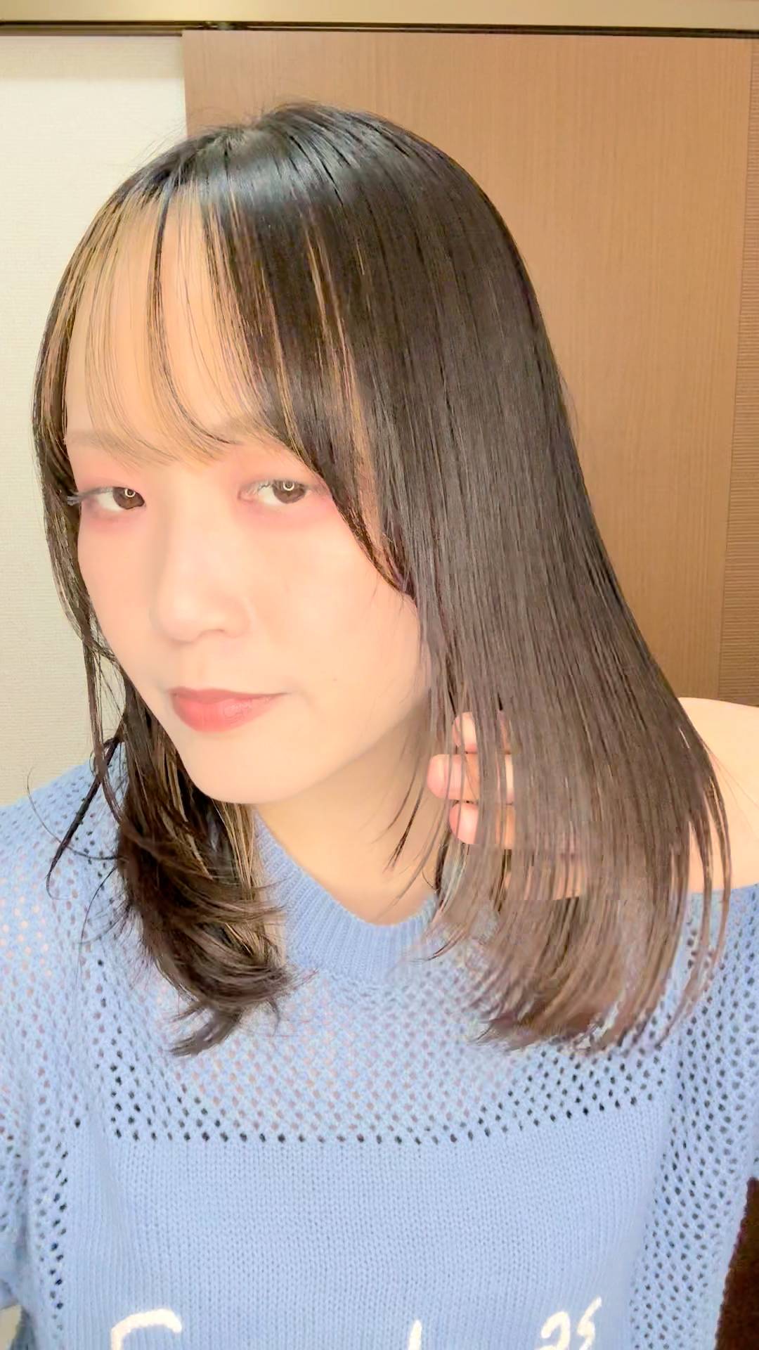 髪の毛を確認する女性｜ヘアケア｜美容