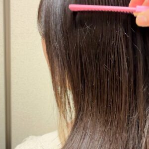 髪の毛を確認する女性｜ヘアケア｜美容