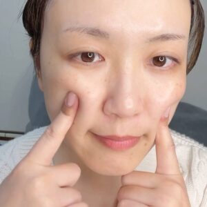 スキンケアもちもちの肌を触る女性｜スキンケア｜美容