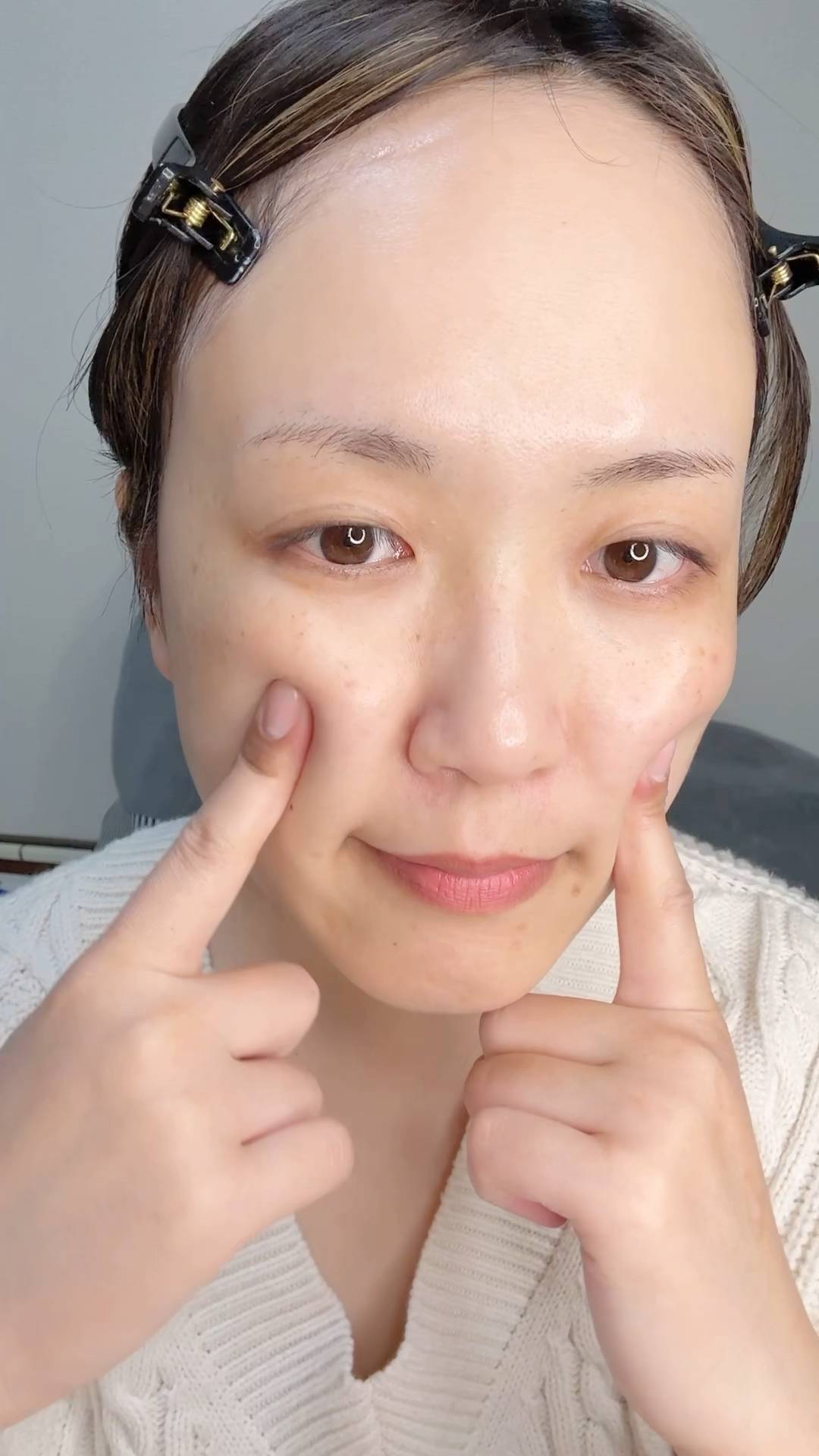 スキンケアもちもちの肌を触る女性｜スキンケア｜美容