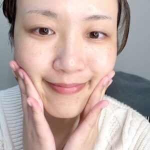 スキンケアもちもちの肌を触る女性｜スキンケア｜美容