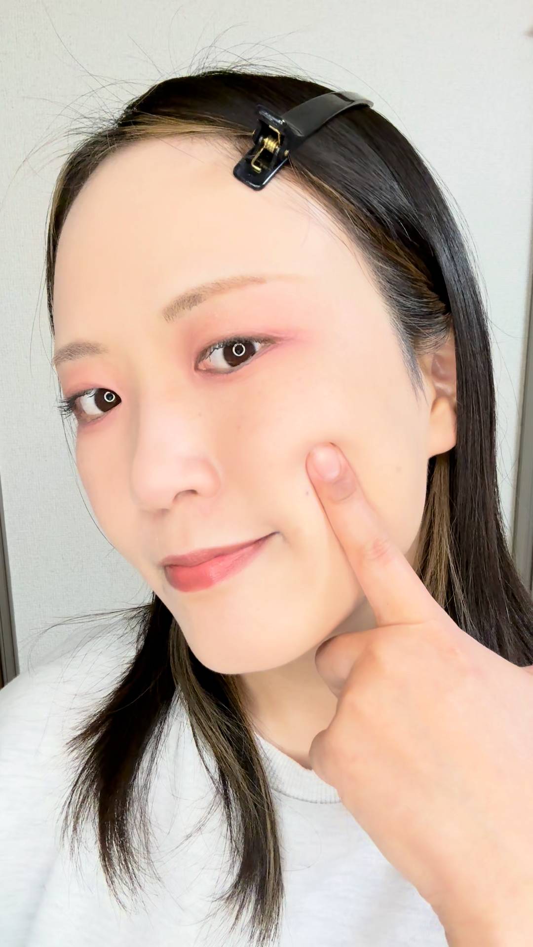 スキンケアもちもちの肌を触る女性｜スキンケア｜美容