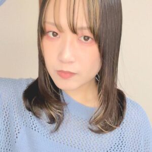 くしで髪をとく女性｜ヘアケア｜日常