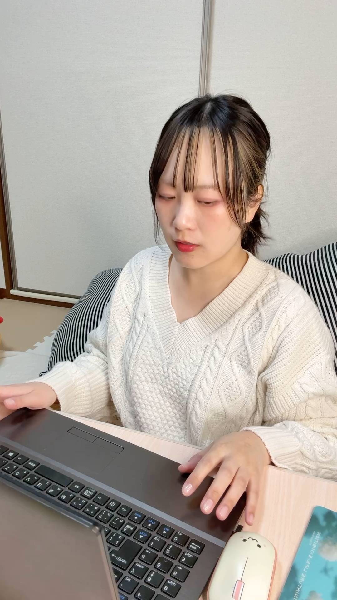 PCで仕事しているOL｜副業｜ビジネス