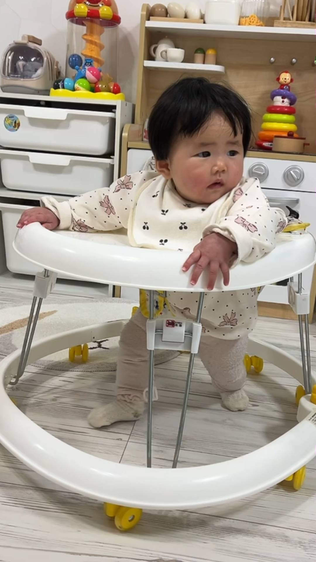 乳児が立つ練習｜育児｜子供｜幼児｜小学生