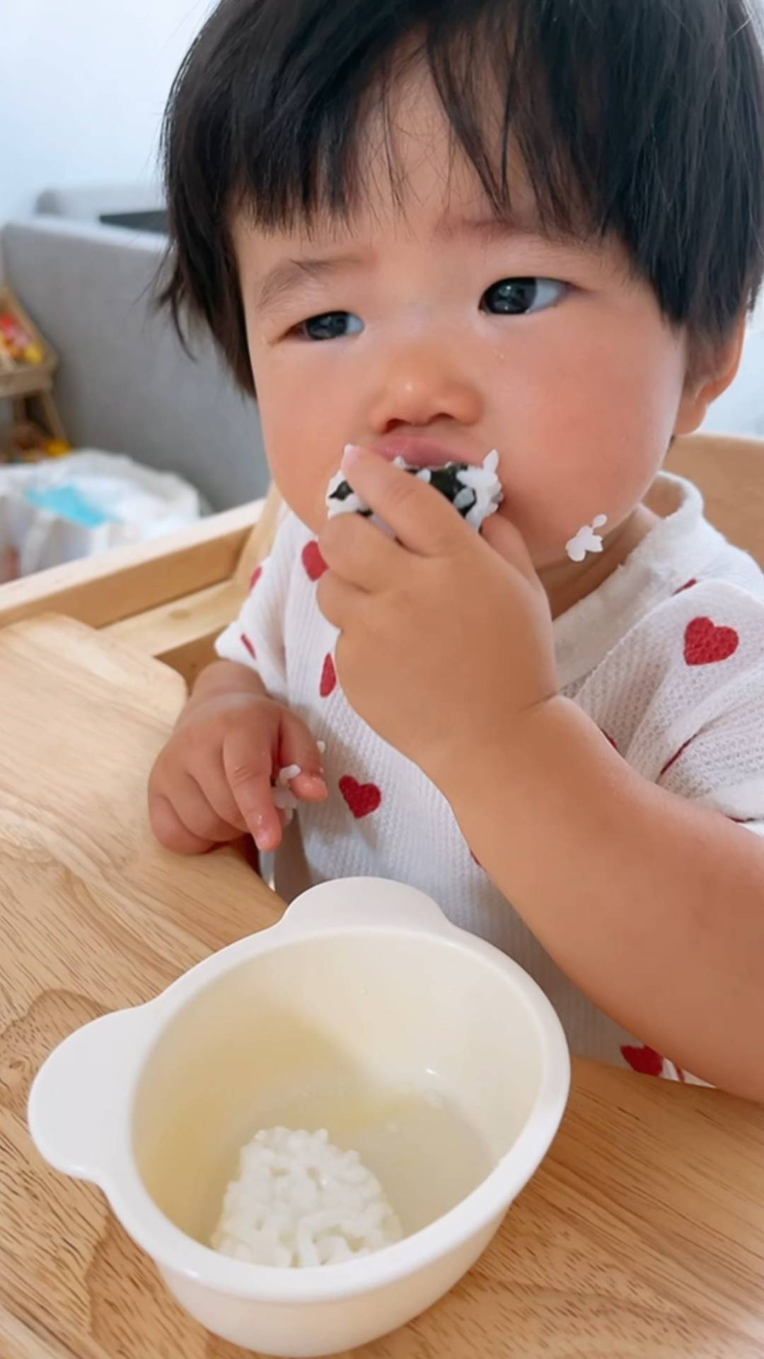 ご飯を食べる幼児｜育児｜子供｜幼児｜小学生｜子育て