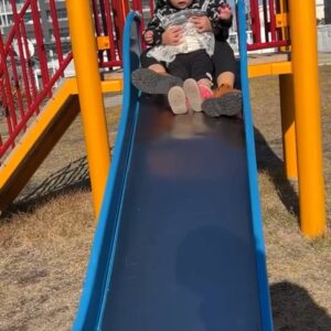 公園の滑り台で遊ぶ｜育児｜子供｜幼児｜小学生｜子育て