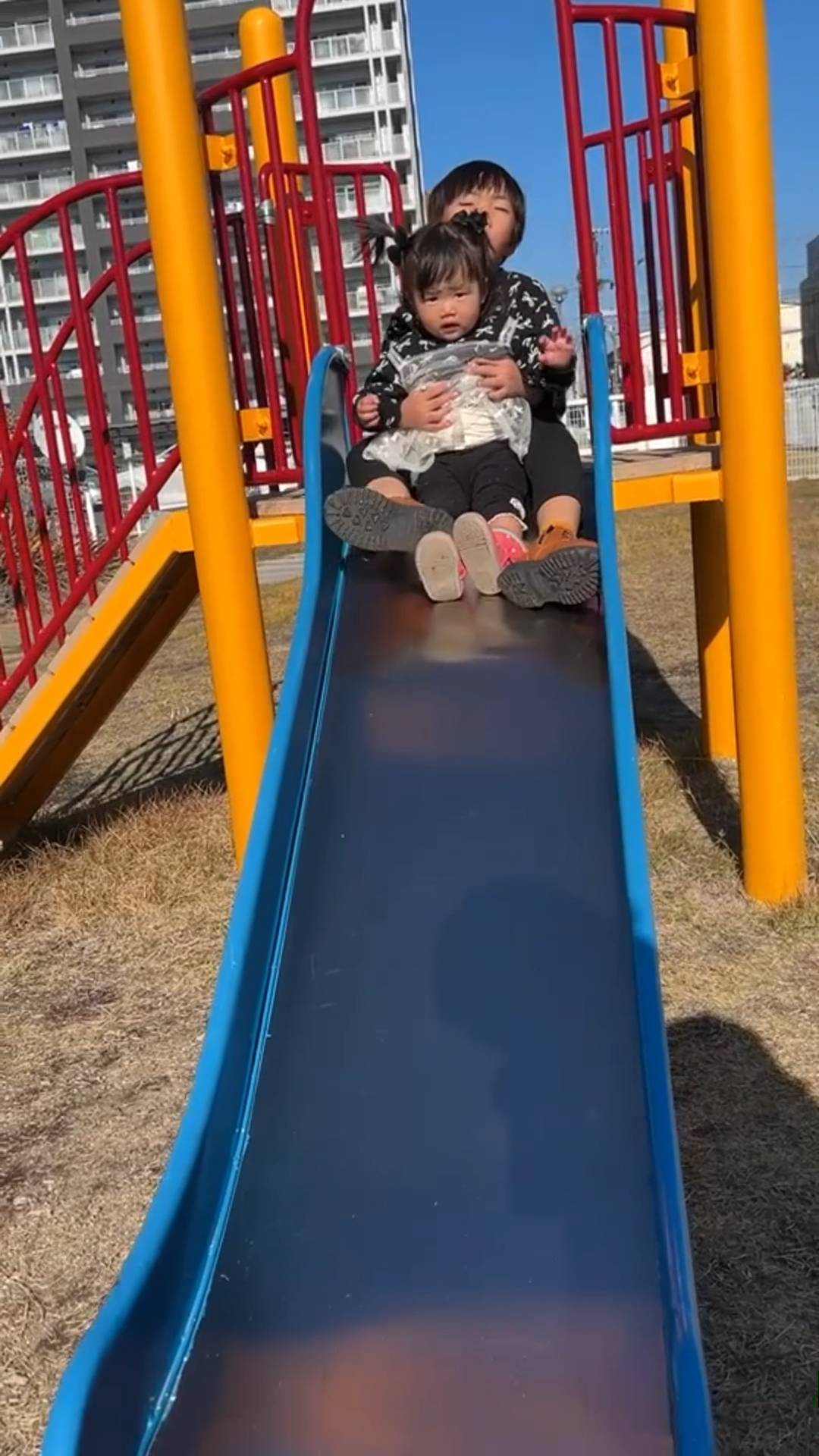 公園の滑り台で遊ぶ｜育児｜子供｜幼児｜小学生｜子育て