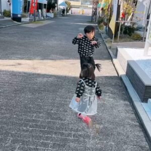 走る子供、追いかけっこ｜育児｜子供｜幼児｜小学生｜子育て