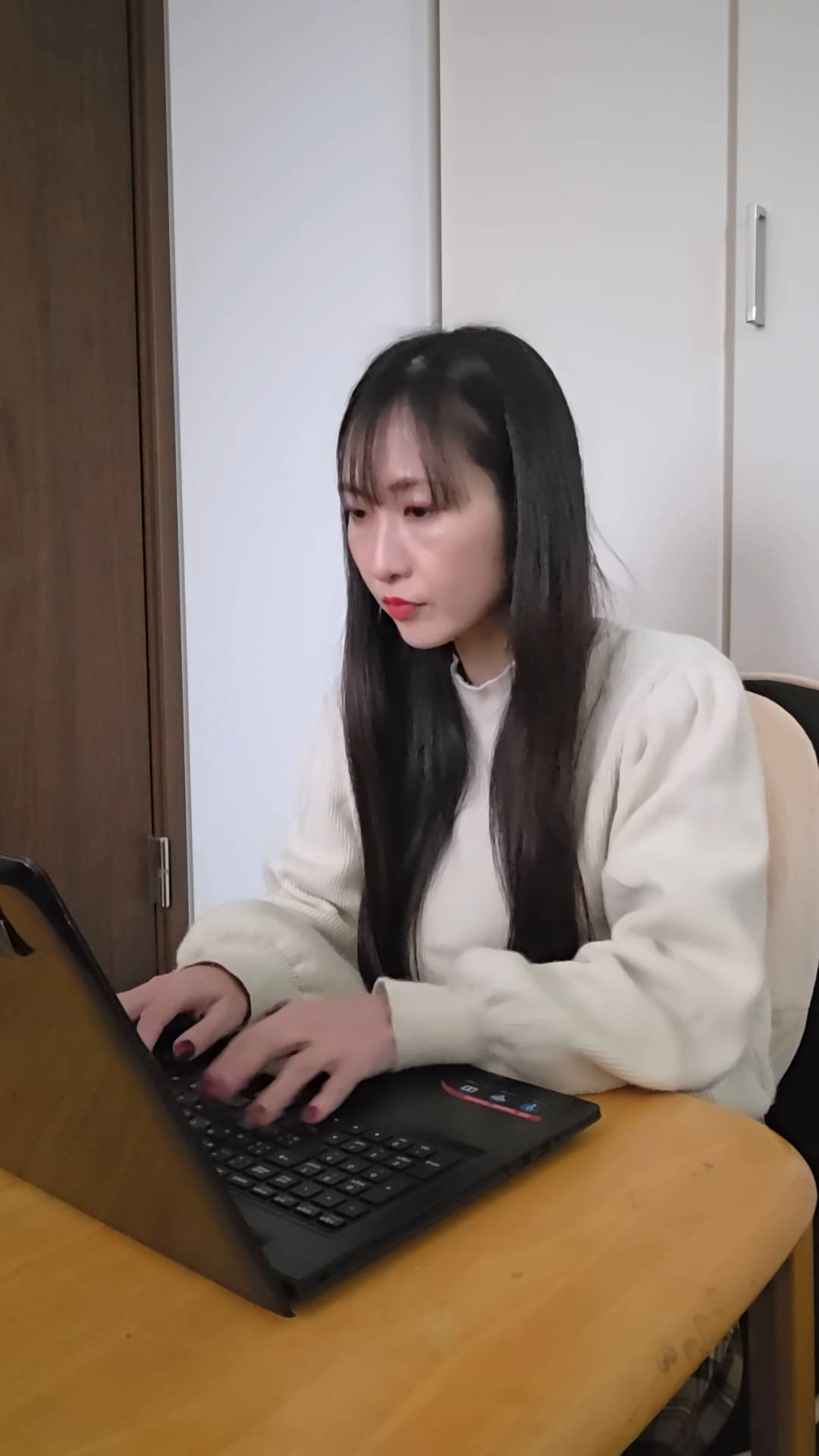 パソコン操作する女性｜副業｜リモートワーク｜転職｜求人｜人材