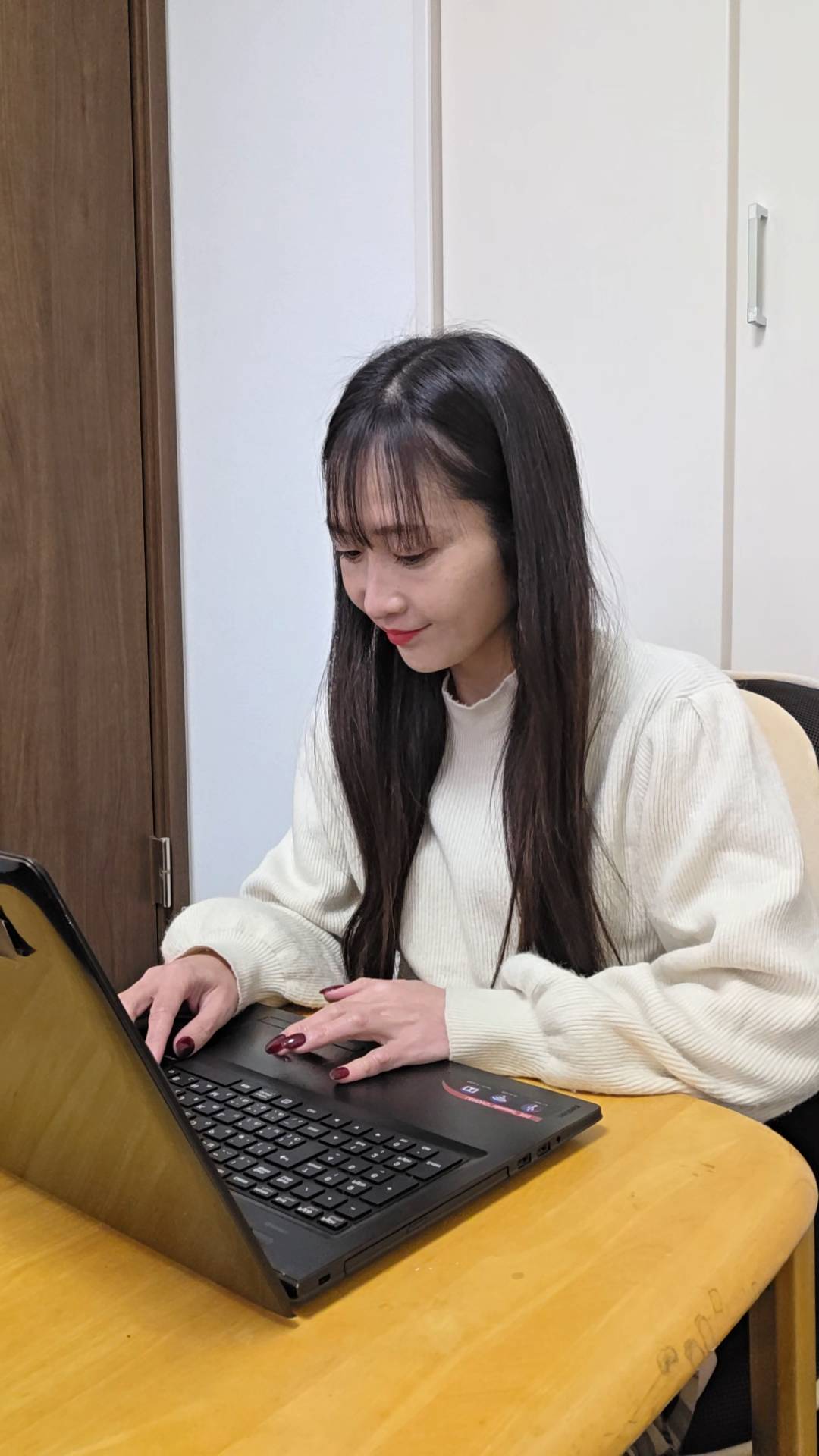 パソコンで仕事する女性｜求人｜人材｜転職｜投資｜副業｜株